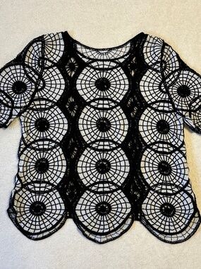 Black White Crochet Knit Top Medium Boho Mandala Circle Motif Scalloped Hem